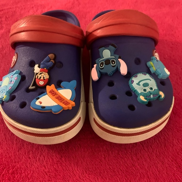 CROCS Other - EUC Crocs blue w/ red strap&white sole. Size 8/9C. Jibbitz and bracelet included